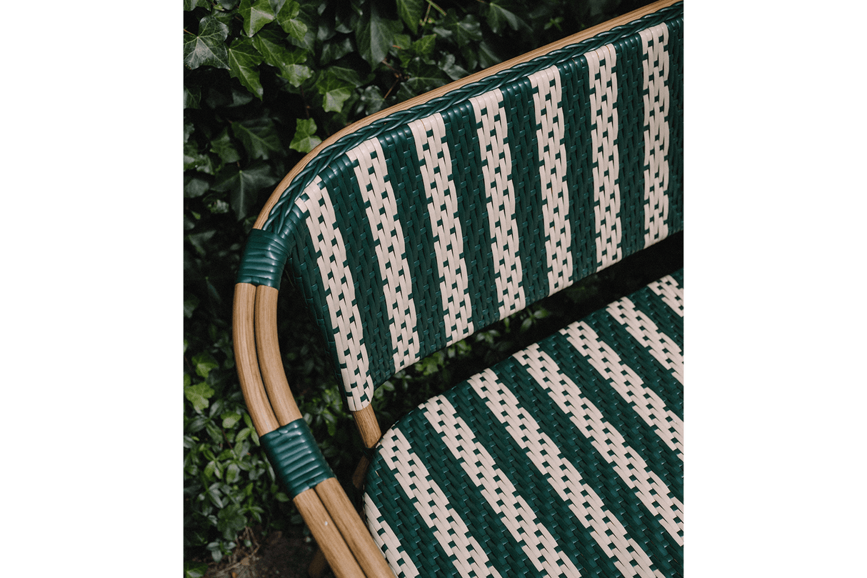 Claire-Bank mit geflochtenen Armlehnen