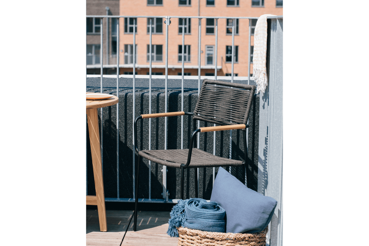 Freja Flechtstuhl mit Armlehne