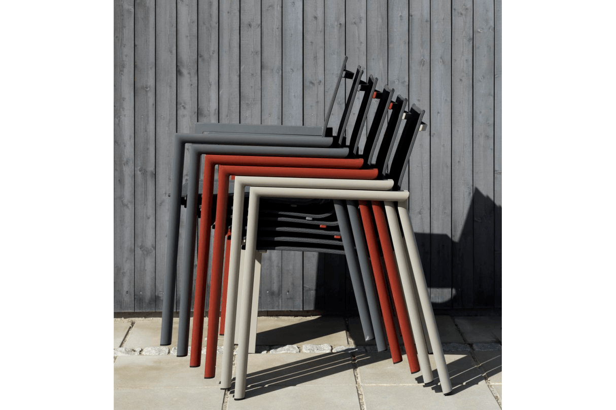 Delia Stapelstuhl mit Armlehne