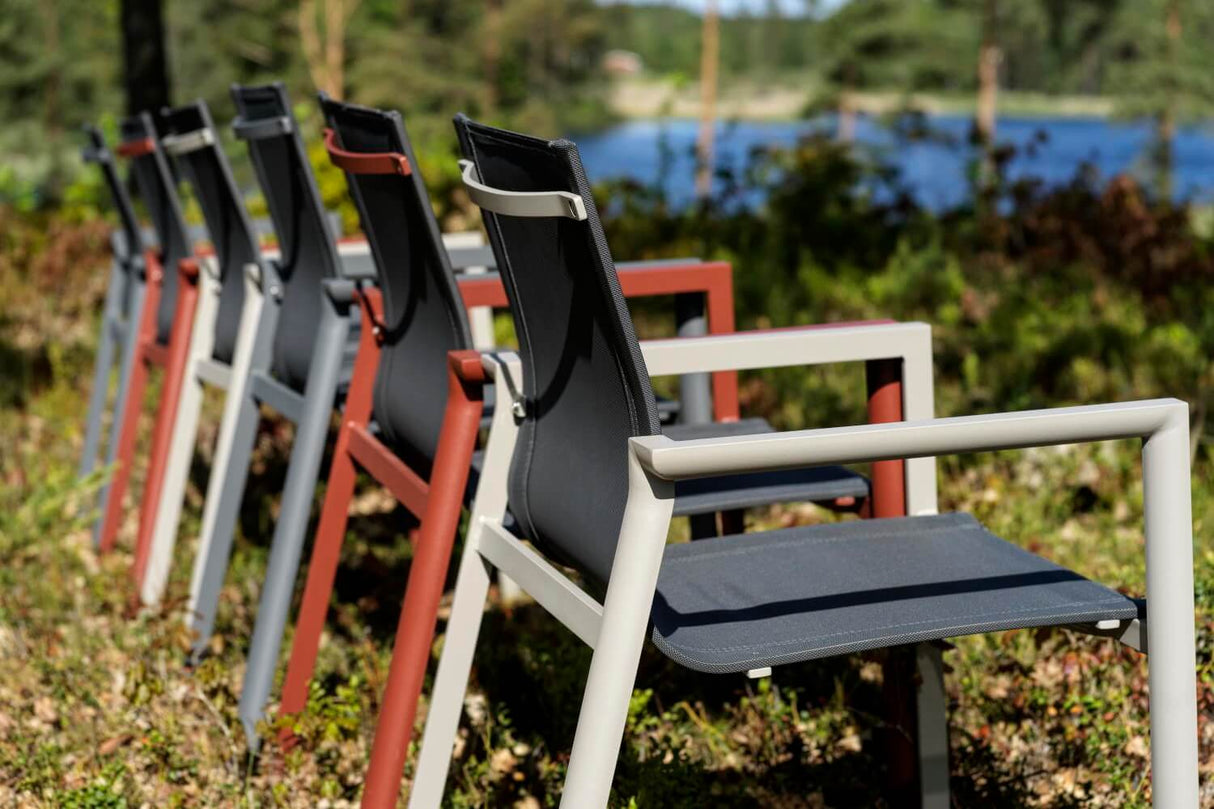 Delia Stapelstuhl mit Armlehne