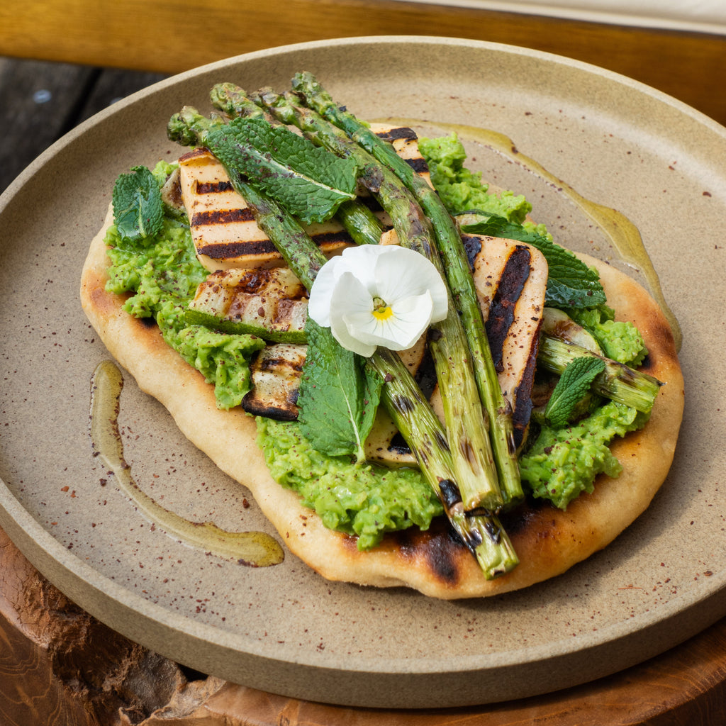 Amalie Sigrids Rezept für gegrilltes Fladenbrot mit Erbsenpüree, Halloumi und frischem Gemüse