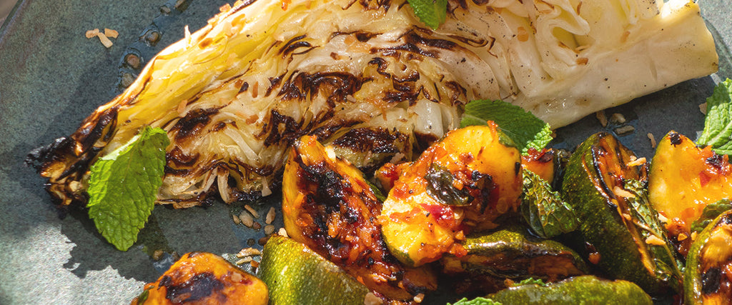 Gerichte für den Balkon: Gegrilltes Kohl und Zucchini in Kokosnuss-Sambal und Minze gewendet