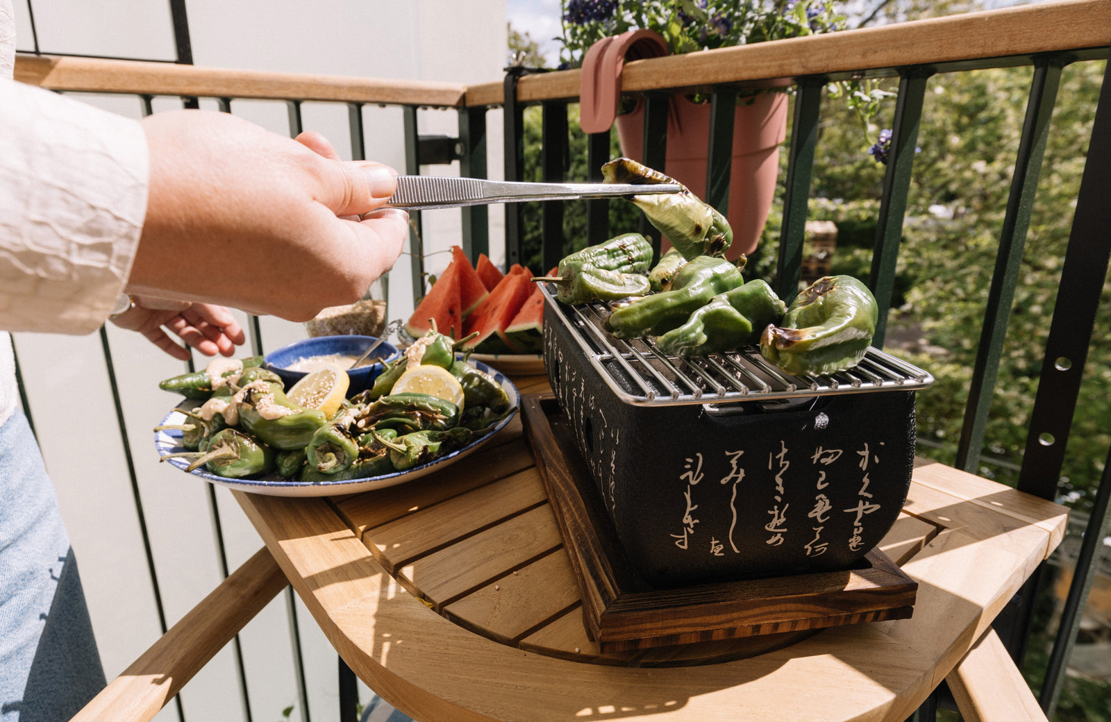Louisa Lorang's Rezept für Padrón-Peppers mit Tahin-Dressing