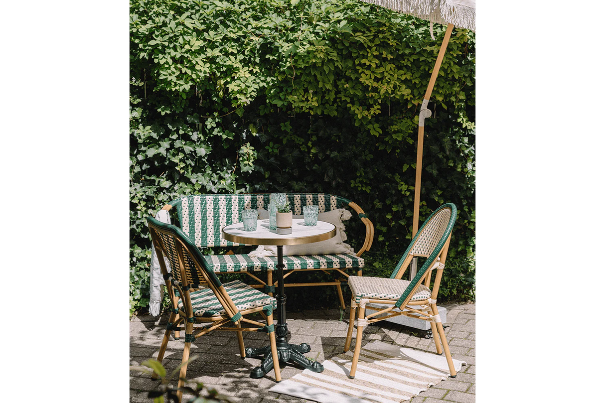 Claire-Bank mit geflochtenen Armlehnen