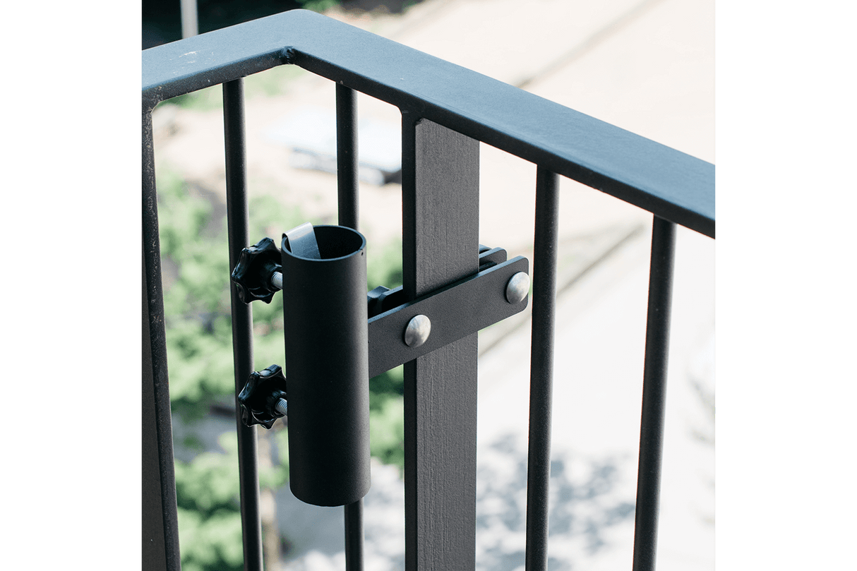 Kari Sonnenschirmhalter für dünne vertikale Geländerstangen