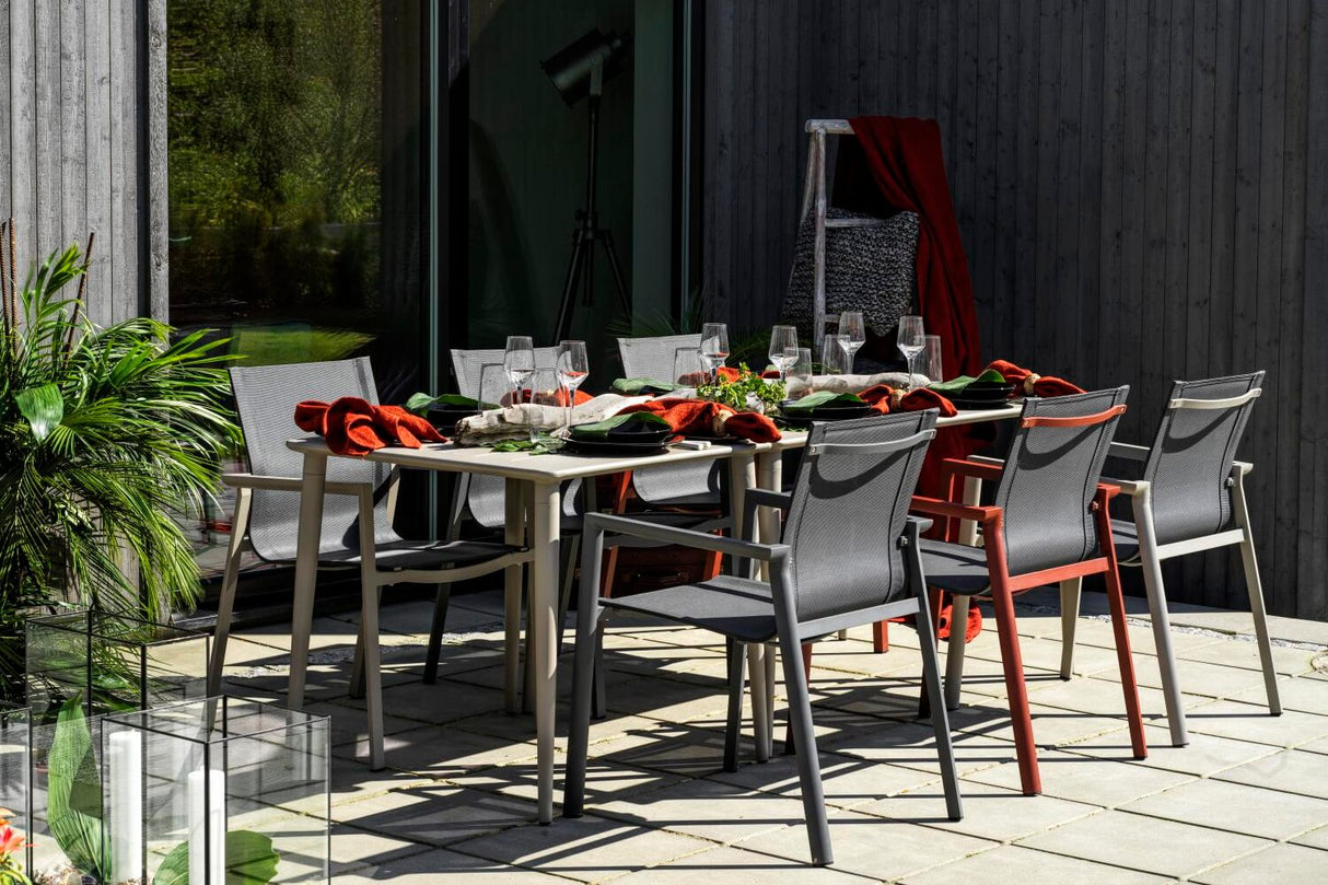 Delia Stapelstuhl mit Armlehne