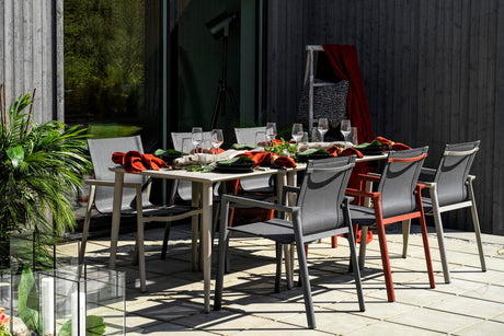 Delia Stapelstuhl mit Armlehne