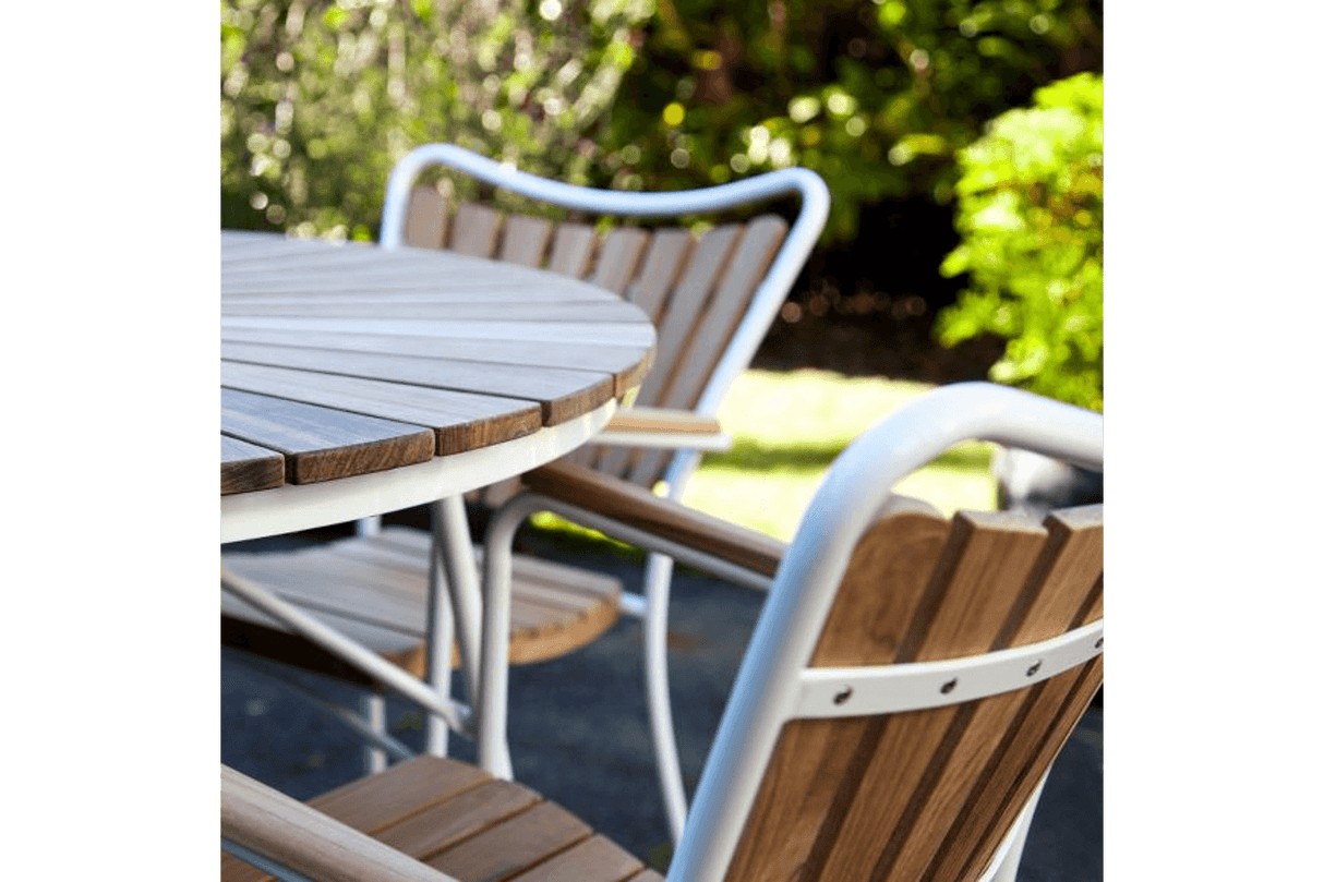 Stuhl aus teakholz mit Aluminiumrahmen