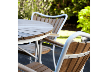 Stuhl aus teakholz mit Aluminiumrahmen