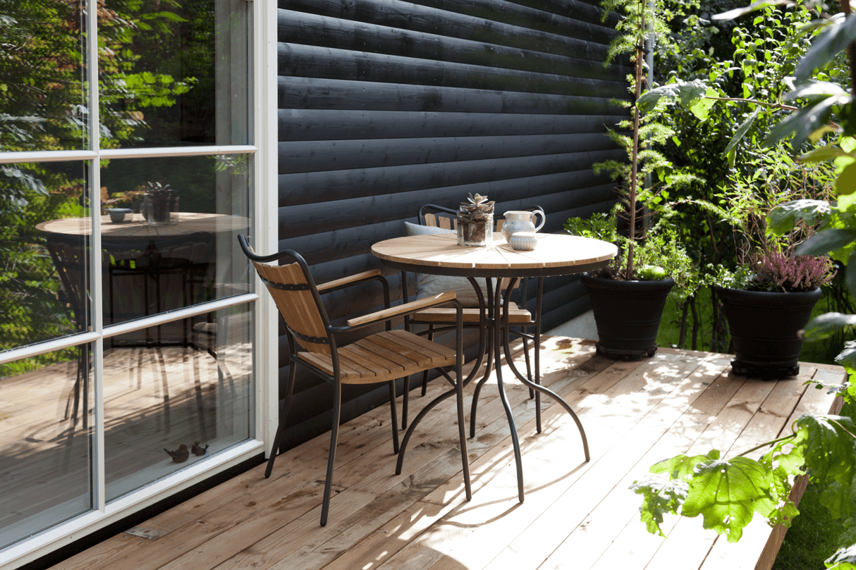 Stuhl aus teakholz mit Aluminiumrahmen